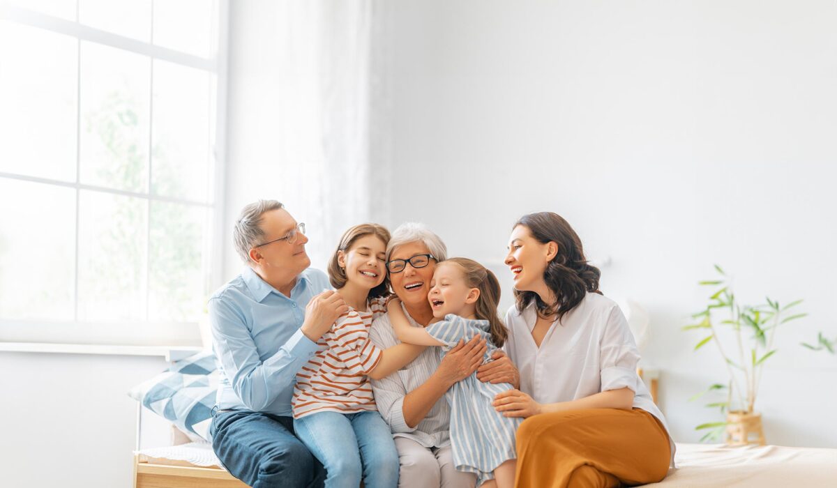 Drei Generationen einer Familie lachen gemeinsam